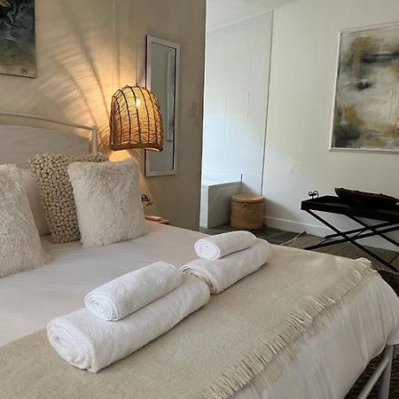 Enchanting Self-Catering Villa With Queen Bed At Bokmakierie Villas Windhoek Exterior photo