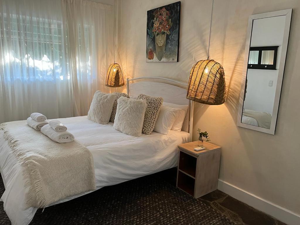Enchanting Self-Catering Villa With Queen Bed At Bokmakierie Villas Windhoek Exterior photo