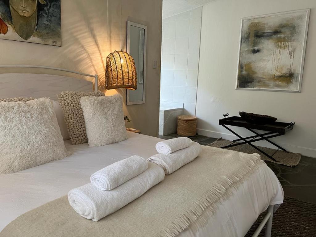 Enchanting Self-Catering Villa With Queen Bed At Bokmakierie Villas Windhoek Exterior photo