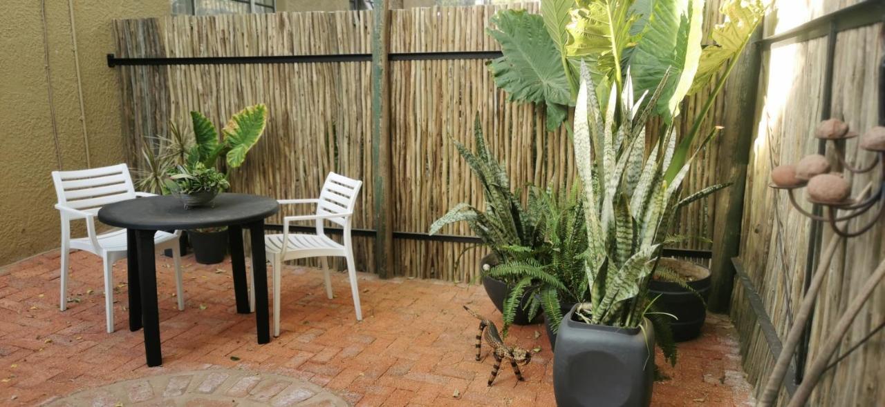 Enchanting Self-Catering Villa With Queen Bed At Bokmakierie Villas Windhoek Exterior photo