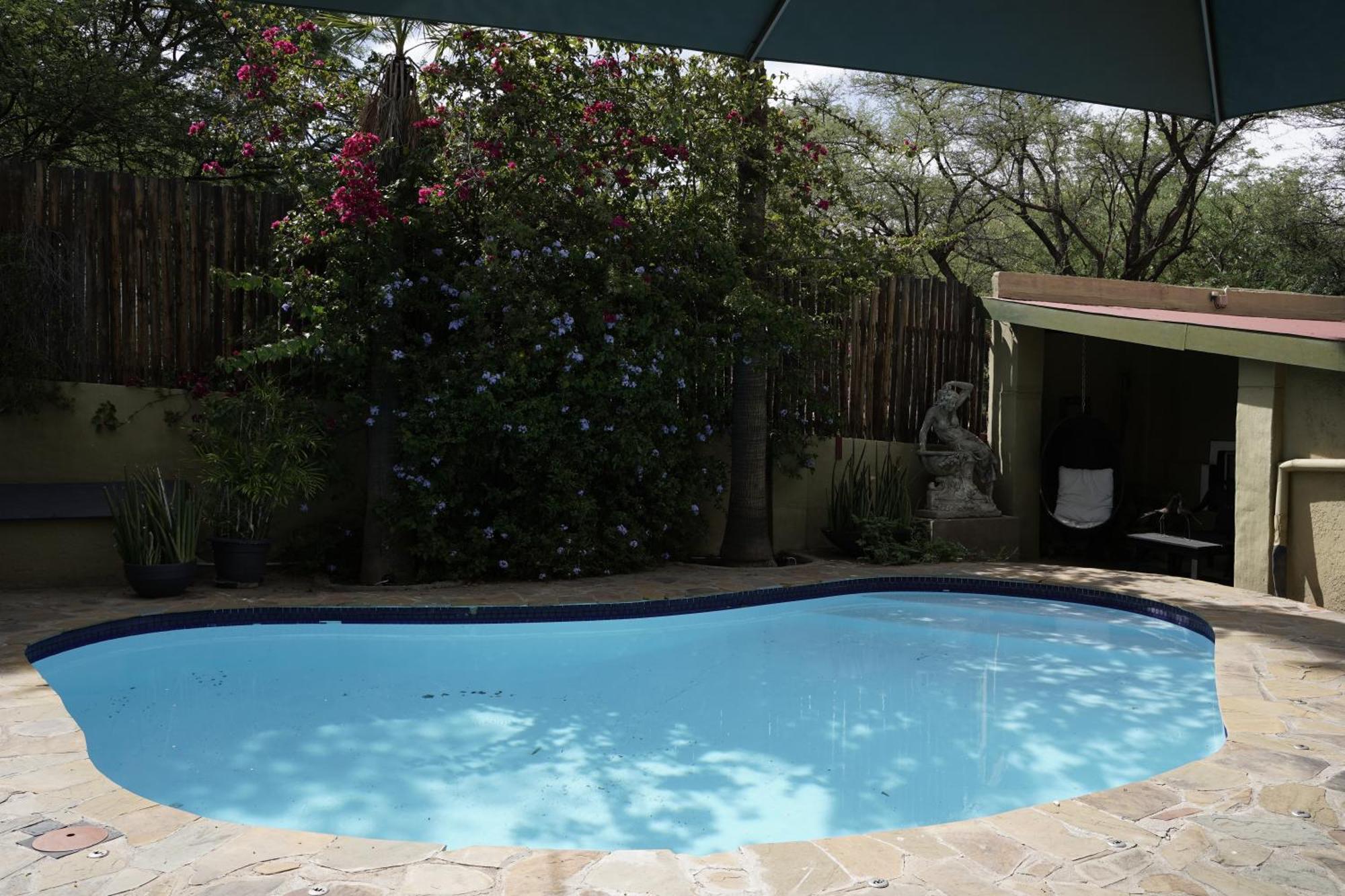 Enchanting Self-Catering Villa With Queen Bed At Bokmakierie Villas Windhoek Exterior photo